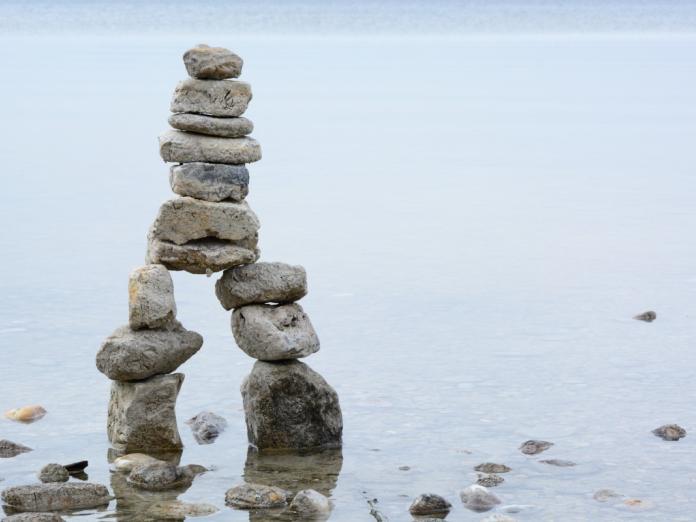 Billede af sten, der balancerer på hinanden. 