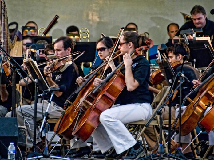 Billede af et orkester, der spiller musik. 