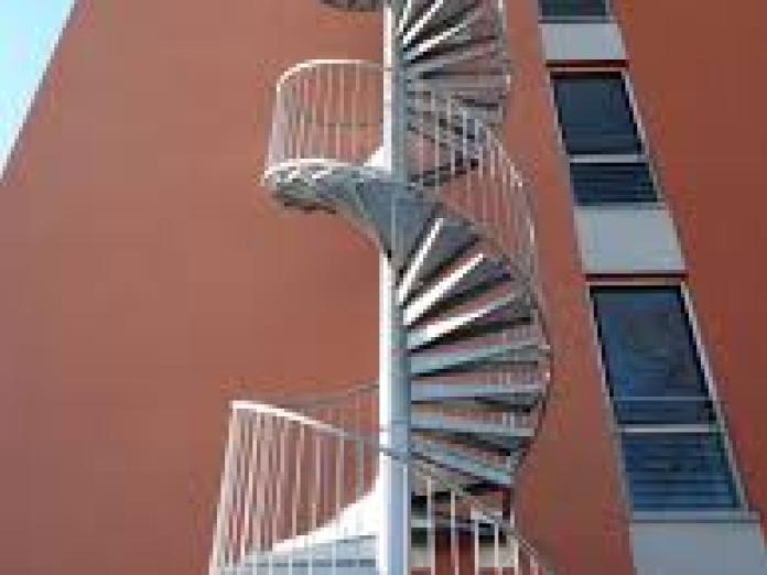 Billede af en snoet trappe uden på en bygning. 