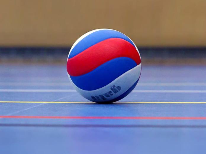 Foto af en volley-ball der ligger på et halgulv. 