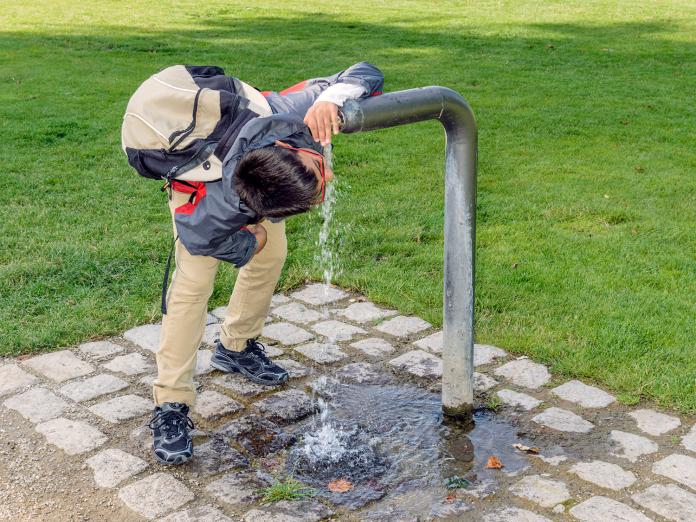 Billede af person, der bruger en vandpost.